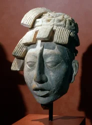 Cabeça de retrato de Pacal, rei de Palenque do templo das inscrições (estuque)